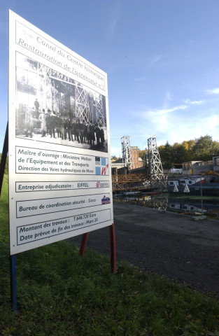 La Louvière. Houdeng-Goegnies. Canal du Centre. Ascenseur n°1. Réparations en cours des dommages occasionnés lors de l'accident de janvier 2002.