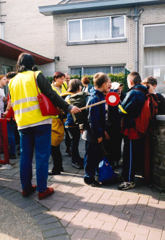 La Bruyère. Emines. Visite d'une école. Activités de sensibilisation en rue.