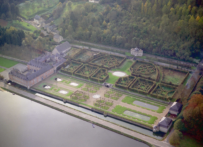 Château de Freÿr.