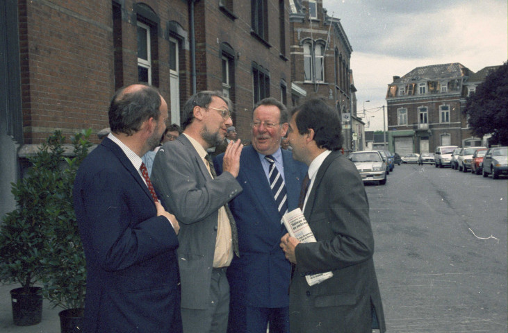 Waremme. Inauguration de la nouvelle gare des bus par André Baudson, ministre des Transports, et Guy Coëme, vice-premier ministre et ministre des Communications et des Entreprises publiques.