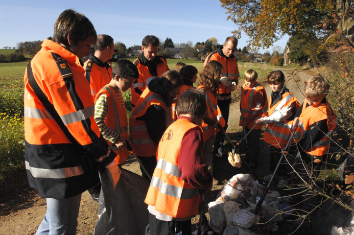 Havelange. Sensibilisation à la propreté par la police domaniale. Activité "place aux enfants".