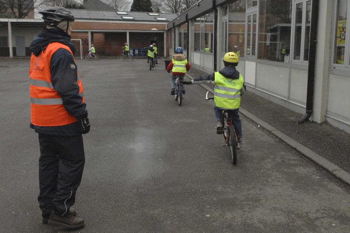 Oupeye. Passage du brevet de cycliste.