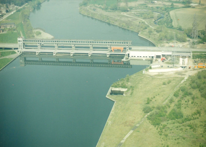 Visé. Lixhe. Pont-route-barrage. Construction d'une échelle à poissons.