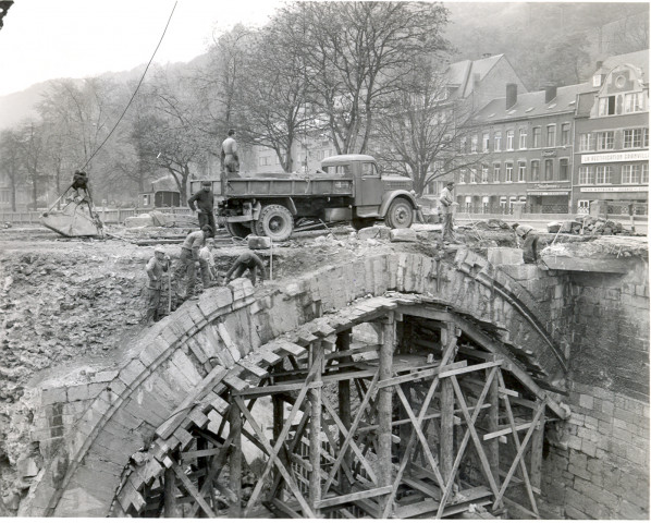 Vues de la reconstruction du pont