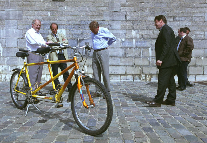 Namur. Semaine de la mobilité. Monsieur le ministre sur un tandem.