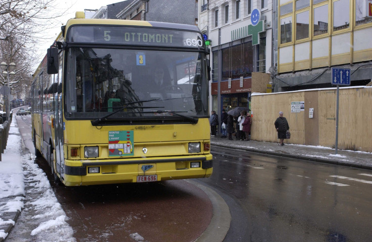 Verviers. Crapaurue. Espace réservé aux bus et taxis.