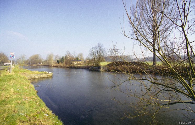 Seneffe. Ancien canal à 300 T. Maisons pontières et éclusières. Vestiges ponts et écluses sur le vieux canal.