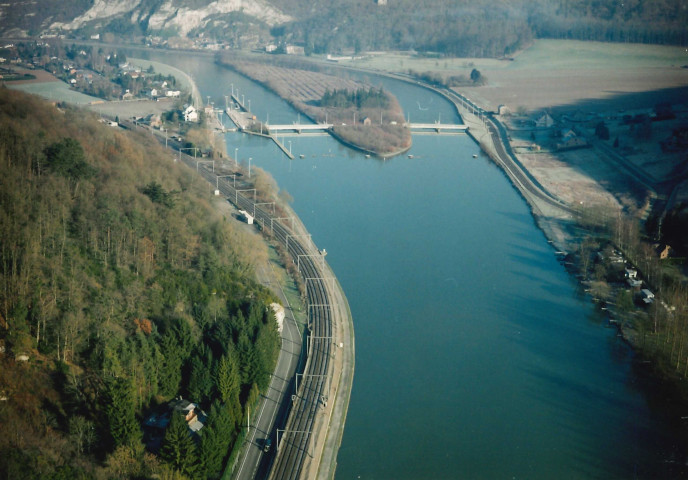 Yvoir. Houx. Ile de Houx et barrages.