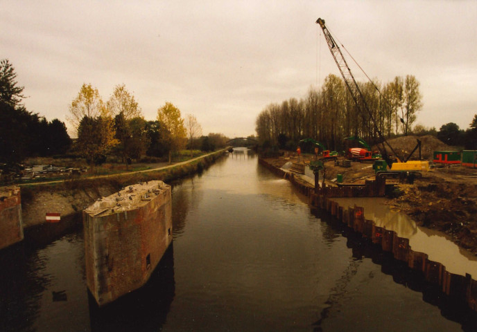 Merbes-le-Château. Début du nouveau perré aval rive droite.