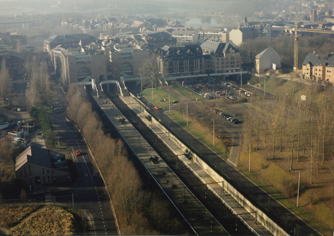 Ottignies-Louvain-la-Neuve. Cité universitaire, station SNCB et parking.