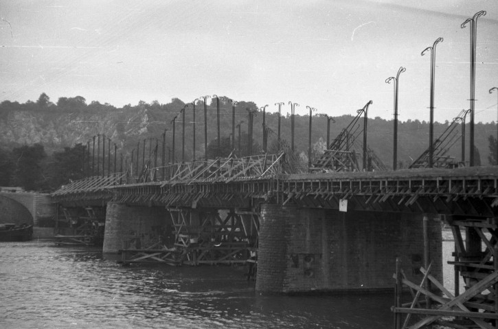 Engis. Reconstruction du pont sur la Meuse.