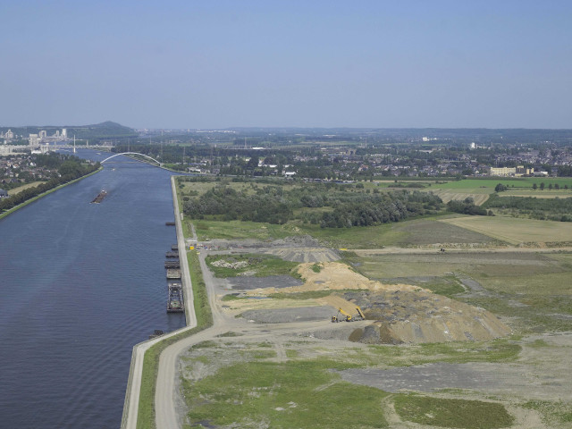 Oupeye. Hermalle-sous-Argenteau. Canal Albert. Port autonome de Liège.