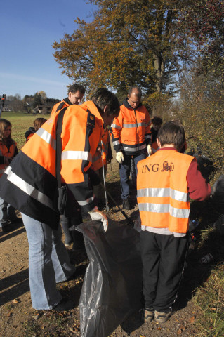 Havelange. Sensibilisation à la propreté par la police domaniale. Activité "place aux enfants".