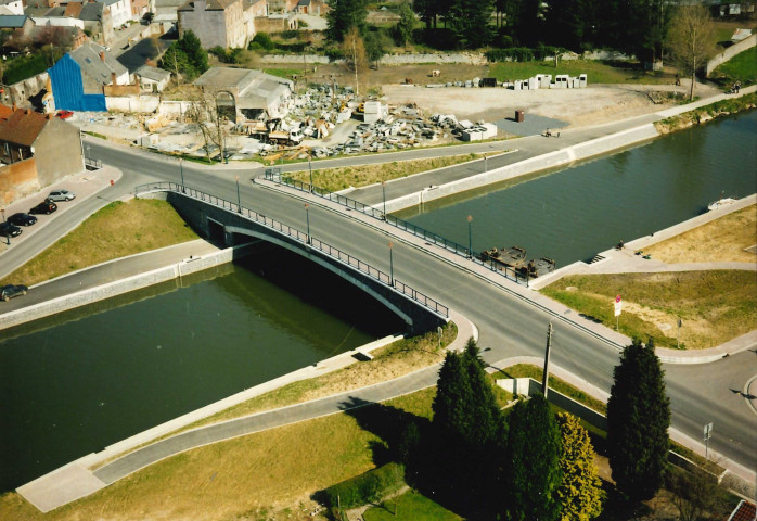 Merbes-le-Château. Haute Sambre. Nouveau pont-route sur la Sambre. L'après chantier.