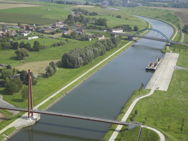 Le Roeulx. Ville-sur-Haine. Canal du Centre. Quai public.