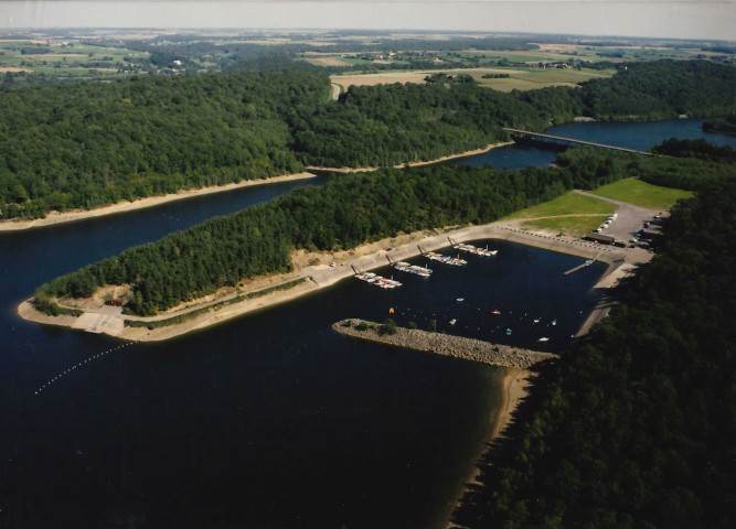 Cerfontaine. Lacs de l'Eau d'heure. Ry Jaune. Port de motonautisme.