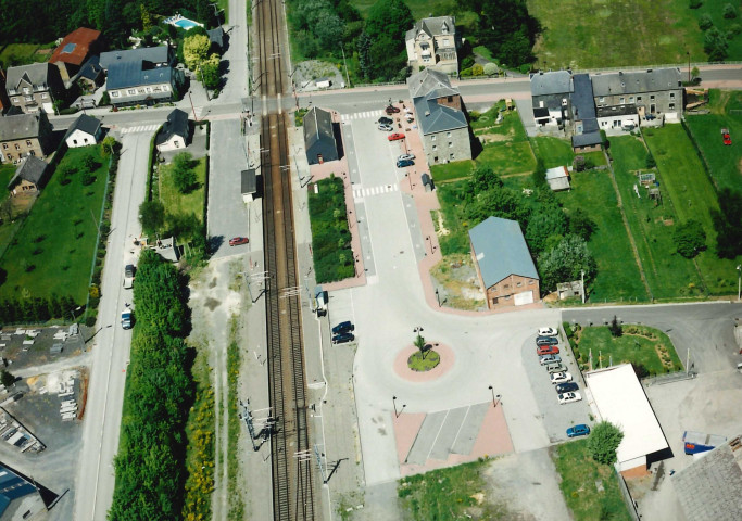 Paliseul. Traversée N899. Gare SNCB.