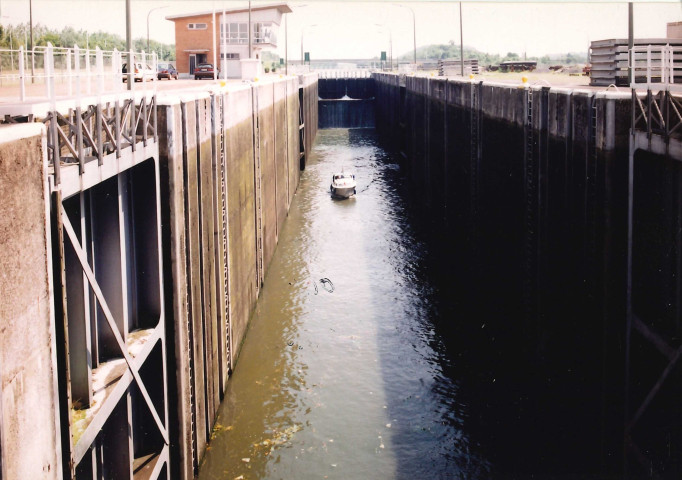 Mons. Havré. Ecluse à 1350 tonnes sur le canal.