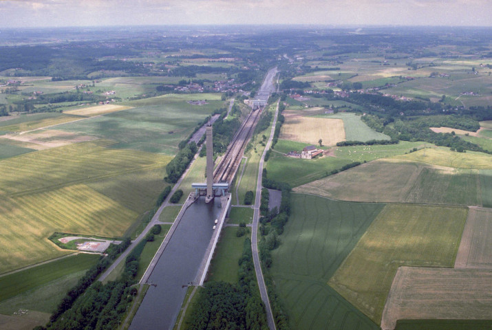 Ronquières. Déversoir du Hain ; pont-route ; pont-canet ; Plan incliné ; bassin de virement.