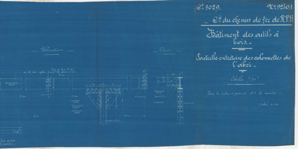 Société du chemin de fer , Rosario - Puerto Belgrano. Bâtiment des outils à bois. Poutrelle-entretoise des colonnettes de l'abri.