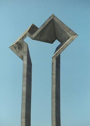 Hensies. Monument. Poste-frontière franco-belge sur l'E19 côté belge.