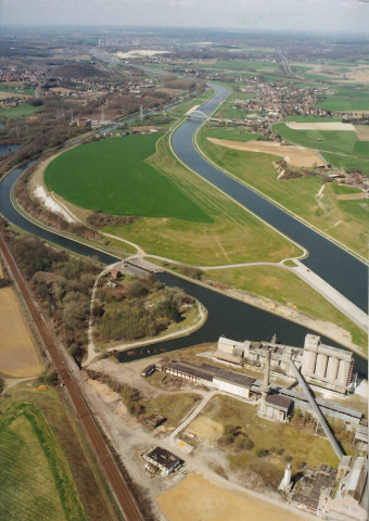 Le Roeulx. Ancienne darse. Cimenterie. Ancienne écluse à 300T.