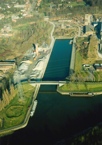 Saint-Ghislain. Baudour. Darse sur le canal du Centre.