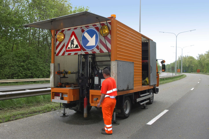 Nivelles. Thines. RN 25. Laboratoire des routes. Forage.