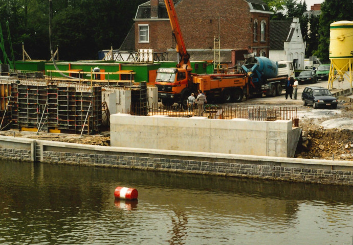 Merbes-le-Château. Reconstruction du pont à la suite de travaux.