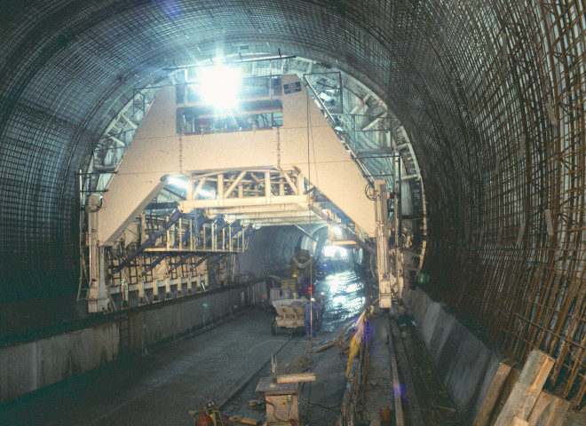 Liège. Pose de portiques dans le tunnel de Cointe.