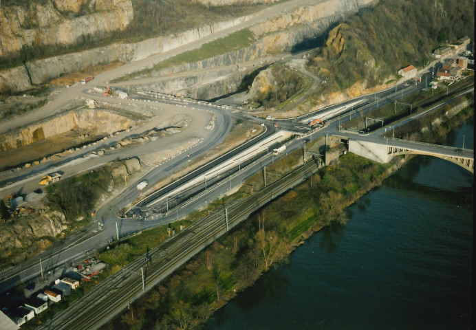 Engis. Hermalle-sous-Huy. Construction du pont de la RN 617 sur le chemin de fer.