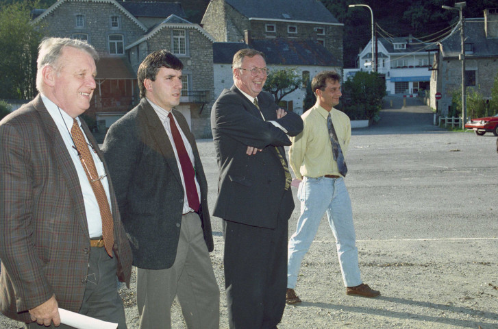 Godinne et Yvoir. Visite des chantiers des ponts par Michel Lebrun, ministre de l'Aménagement du territoire, de l'Équipement et des Transports.