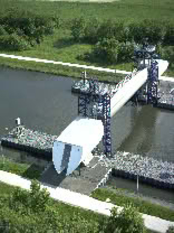 La Louvière. Houdeng-Gœgnies. Canal du Centre à 1350 tonnes. Porte de garde du Blanc-Pain.