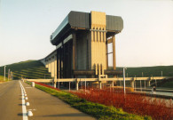 Le Roeulx. Ascenseur de Strépy-Thieu. Translation verticale d'un bateau de 1350 tonnes.