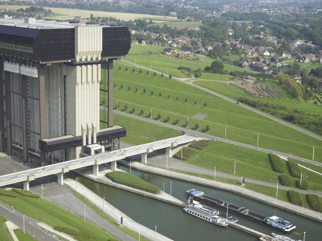 Le Roeulx. Canal du Centre à 1350 tonnes. Ascenseur de Strépy-Thieu.