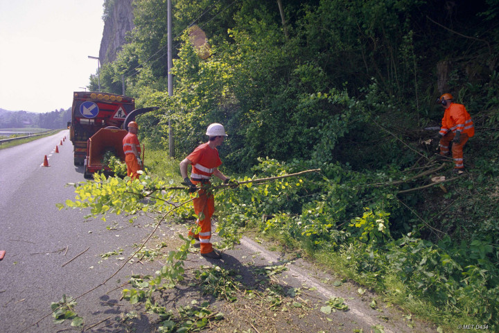Profondeville. Hun. Service entretien. Eclairage.