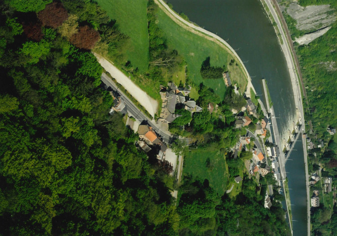 Anhée. Hun. Barrage-écluse sur la Meuse.