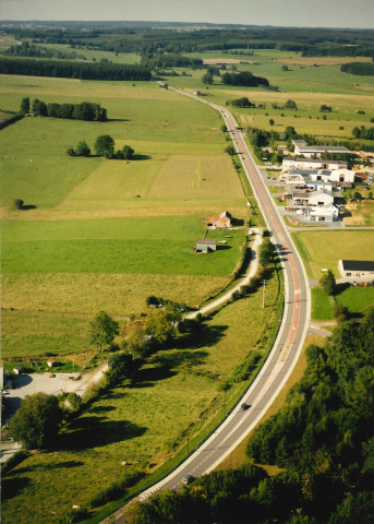 Neufchâteau. Aménagement de la berne centrale de la chaussée devant régie.