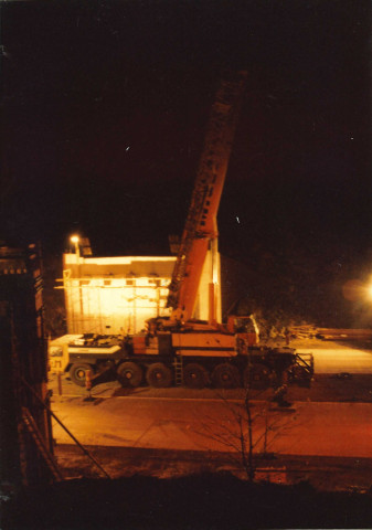 Philippeville. Samart / Neuville. Pose des poutres en béton pour le pont-route sur la RN 5. Travail de nuit.