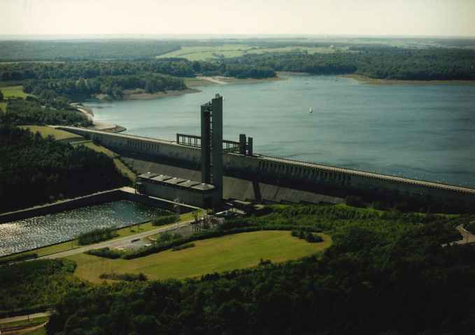 Froidchapelle. Lacs Plate Taille. Barrage et centrale électrique.