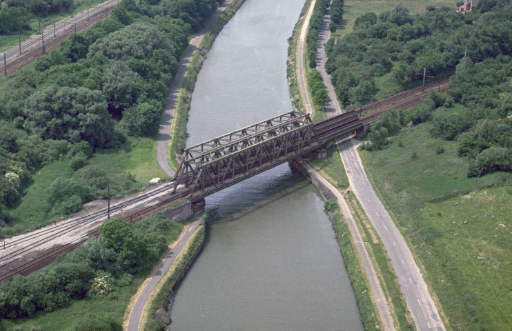 Luttre et Pont-à-Celles. Pont-rail de Luttre, passerelle piétonne et pont-route et passerelle du Fichaux.