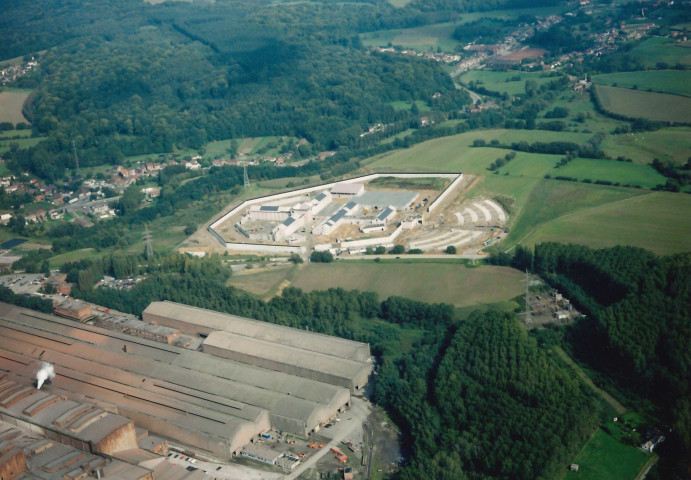 Tubize. Ittre. Vues aériennes de la construction de la prison.