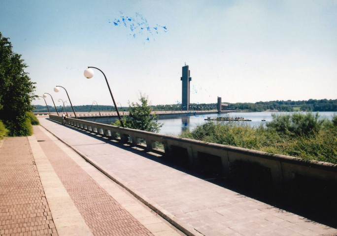 Froidchapelle. Boussu-lez-Walcourt. Aménagements touristiques le long du lac de l'Eau d'Heure. Tour panoramique.