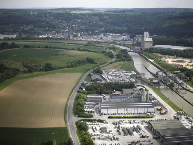 Namur (Malonne) et Floreffe (Floriffoux). Vues aériennes de la Sambre.