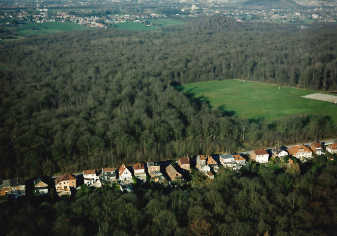 Charleroi. Mont-sur-Marchienne. Avant-projet de contournement du sud Charleroi (A503-RN5). Hauteur 100 mètres.
