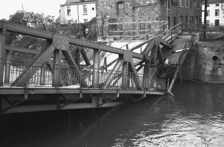 Labuissière. Pont sur la Sambre.