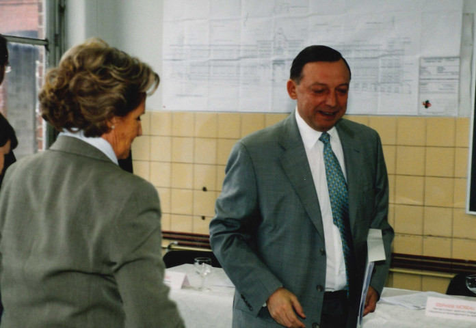 Ans. Visite par M. le Ministre Daerden du chantier de la place Nicolaï. Restauration de la maison communale.