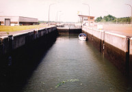 Mons. Havré. Ecluse à 1350 tonnes sur le canal.