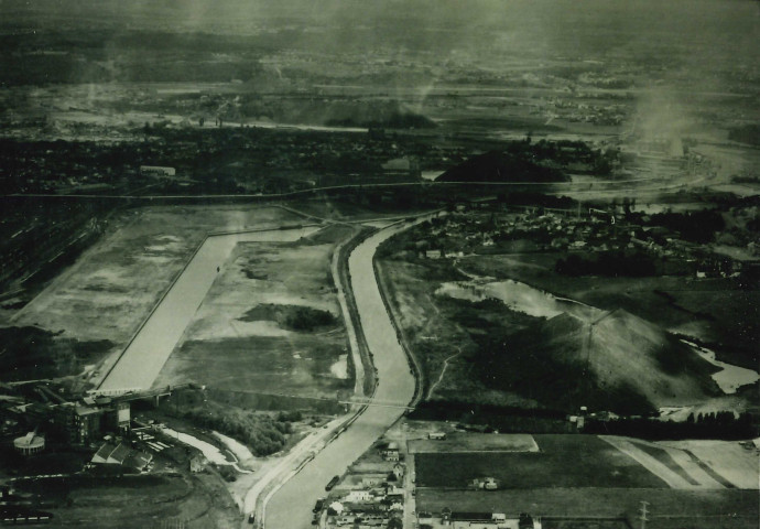 Châtelet. Port de la Praye avant l'arrivée d'entreprises.