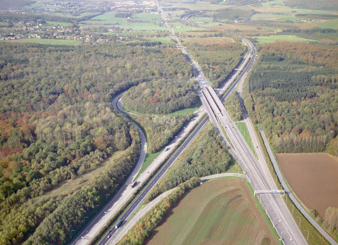 Courrière. Pont de la RN4 sur la E411.